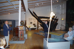 Det är svindlande att tänka att de stora mörka ekspanten bakom Olof kommer från ekar som planterades på vikingatiden, höggs ner och blev till skepp, som sjönk och dess delar står här på ett museum år 2022.