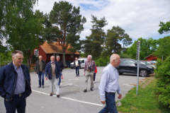Här kommer ett förväntansfullt gäng på väg in till Västerviks museum på Kulbacken.